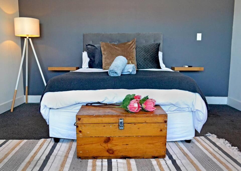 Central Modern Studio Apartment, Hermanus Waterfront Exterior foto